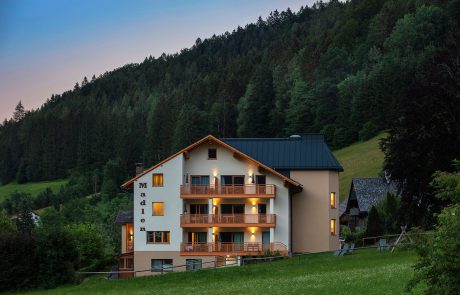 Apartmenthaus Madlen am Abend