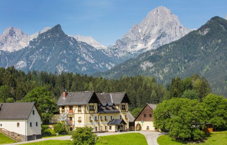 Landhotel Gressenbauer mit herrlichen Bergblick auf das Priel Massiv