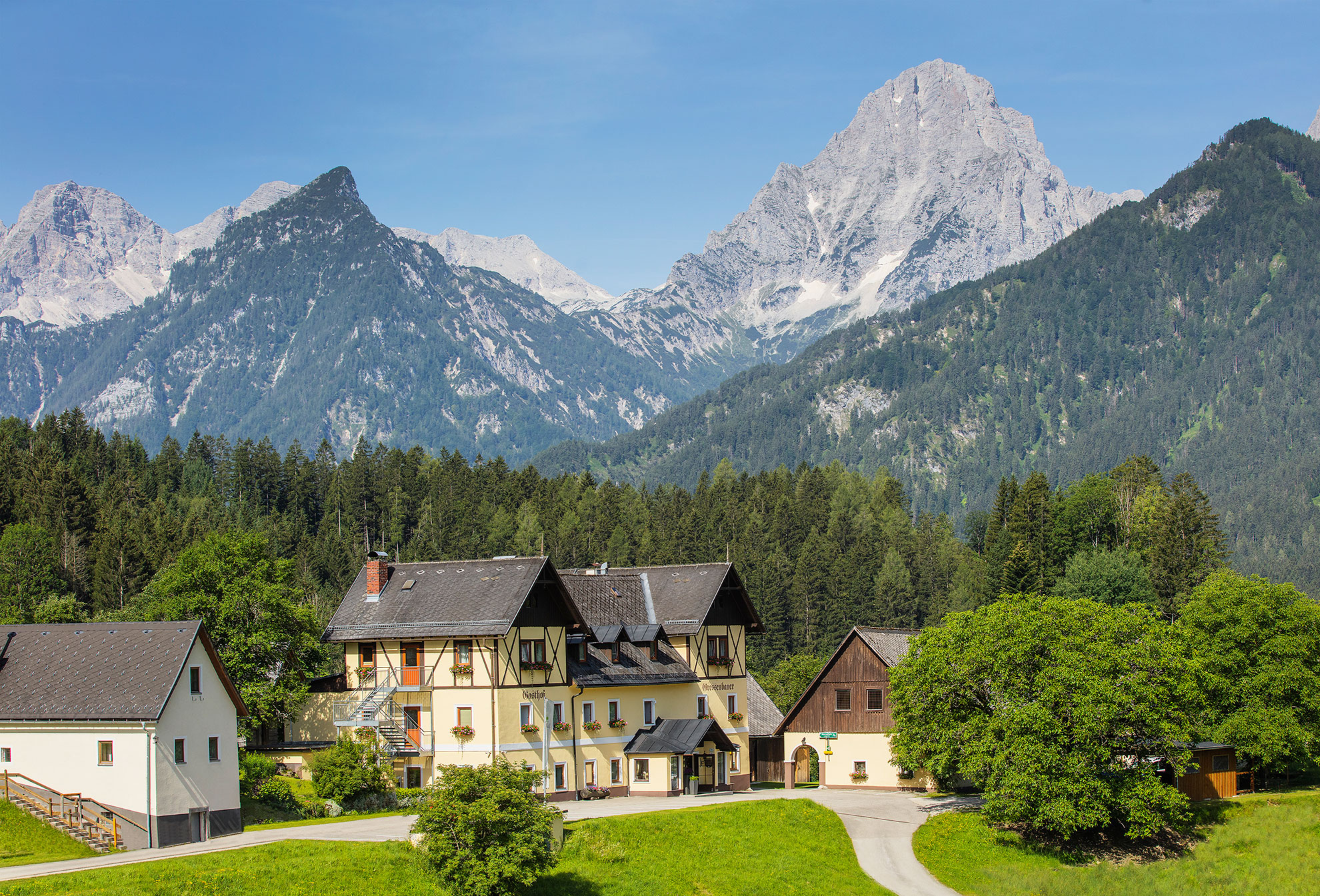 Landhotel Gressenbauer mit herrlichen Bergblick auf das Priel Massiv